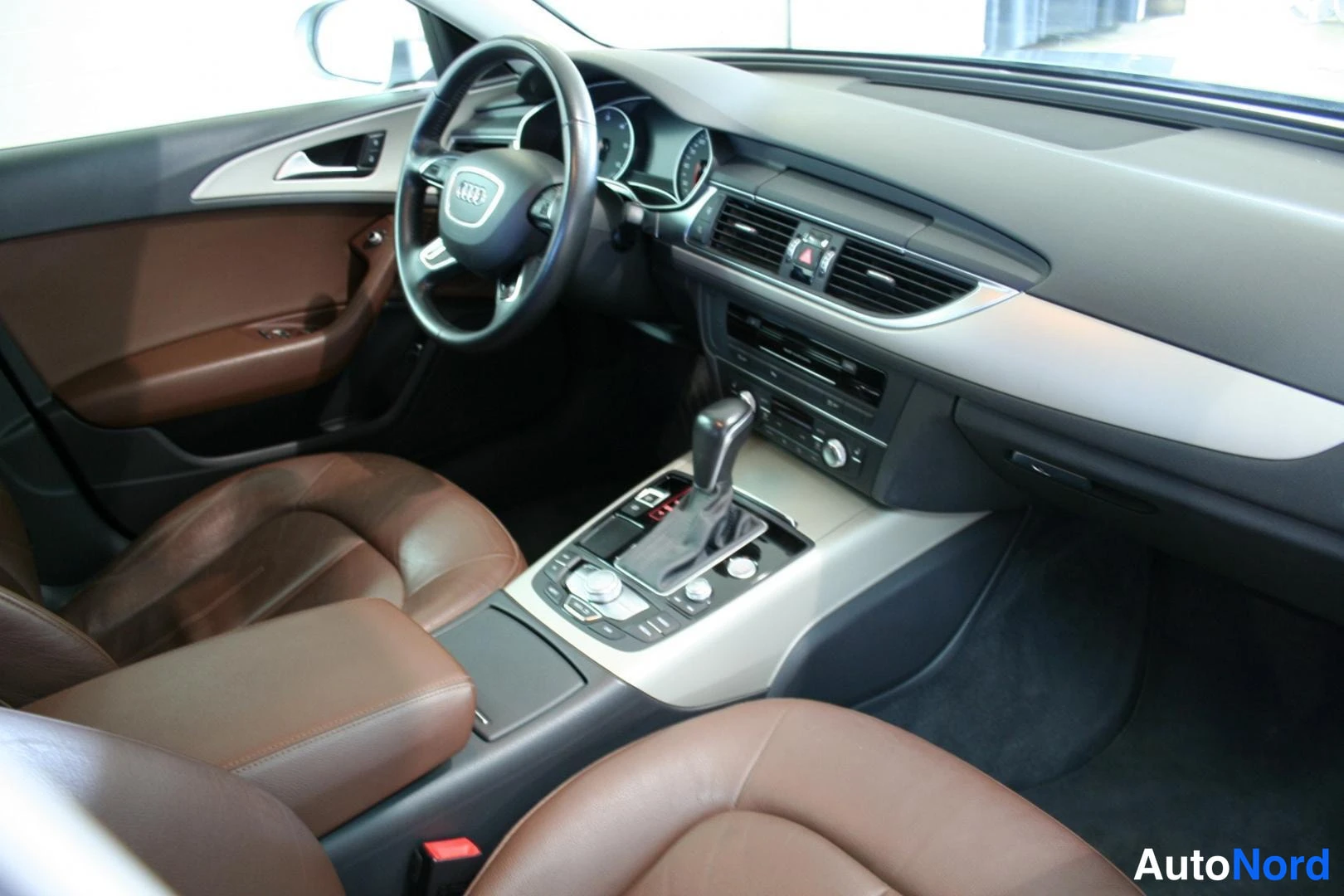 Hopea Audi A6 Avant 2016, ohjaamo, kuva 16