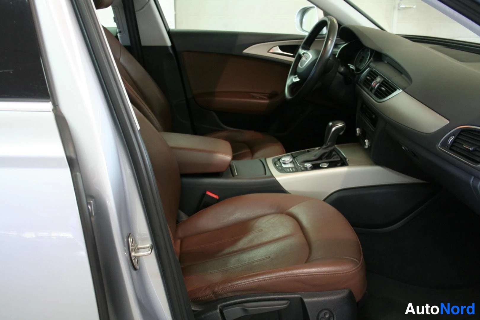 Hopea Audi A6 Avant 2016, etuistuimet, kuva 17