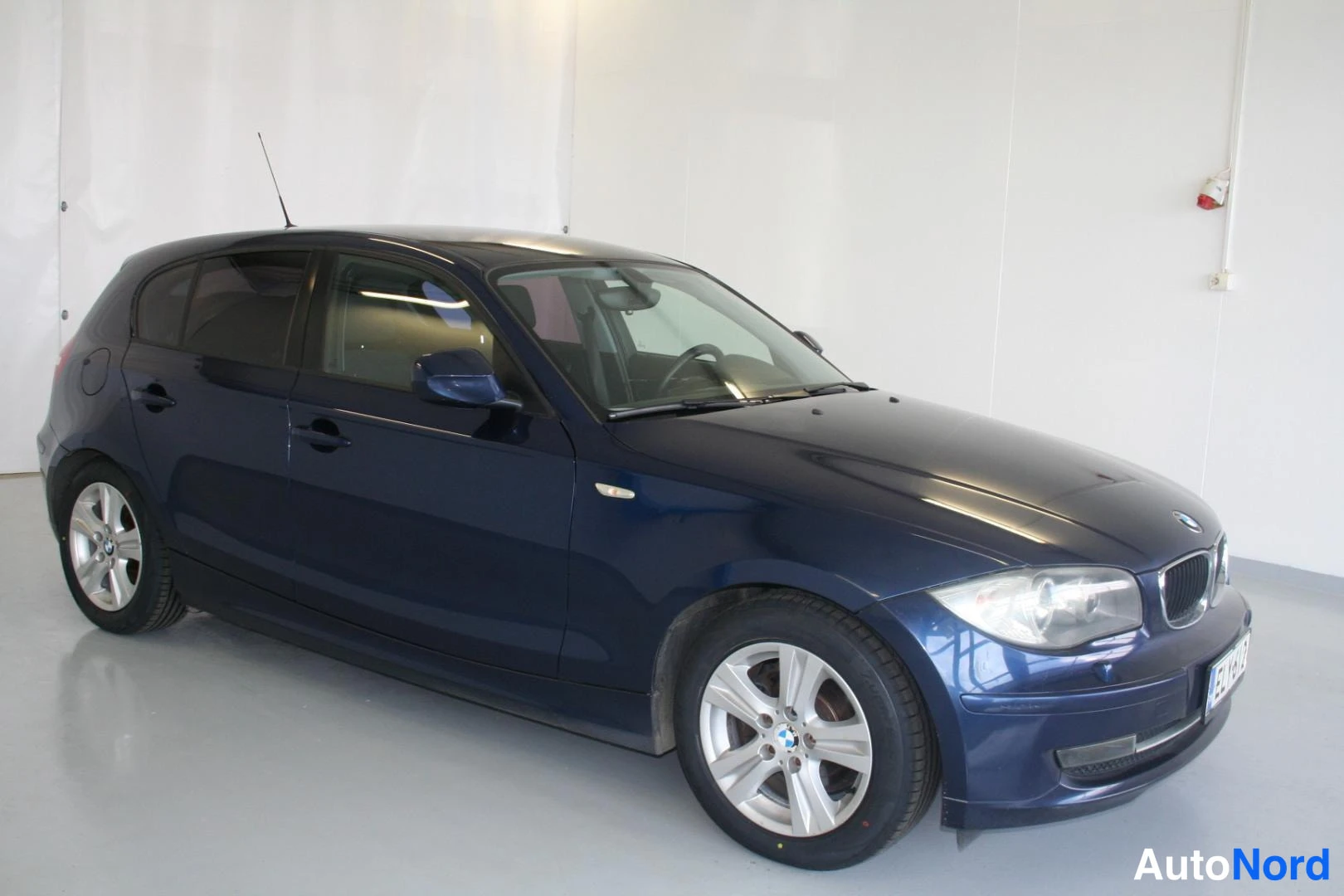 Sininen BMW 116i 2011, etuviisto, keula oikealle, kuva 3