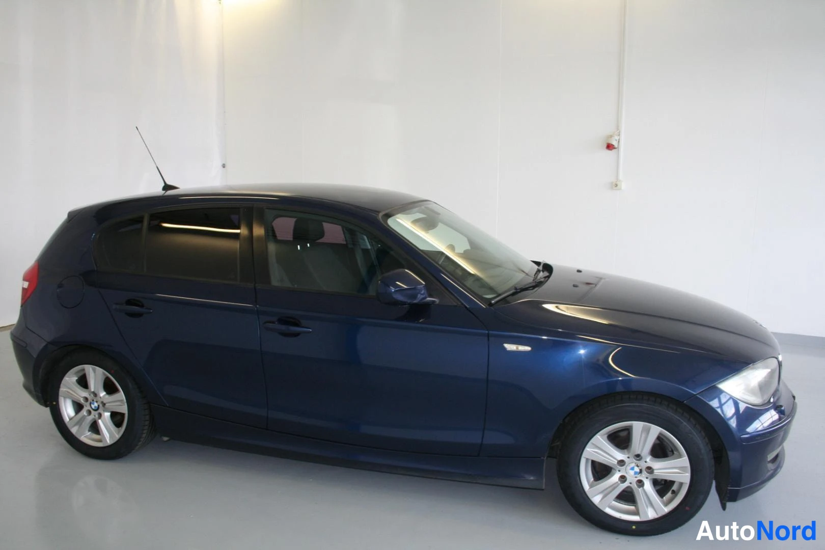 Sininen BMW 116i 2011, sivulta, kuva 5