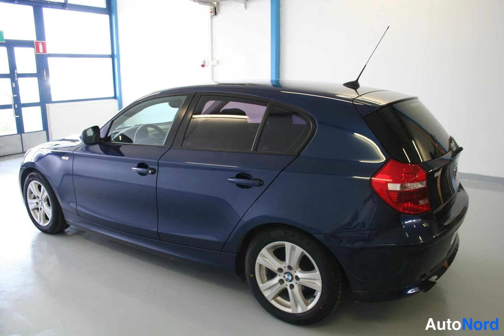 Sininen BMW 116i 2011, sivulta, kuva 6