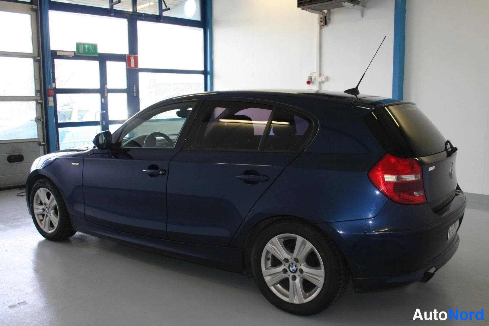 Sininen BMW 116i 2011, takaviisto, kuva 10