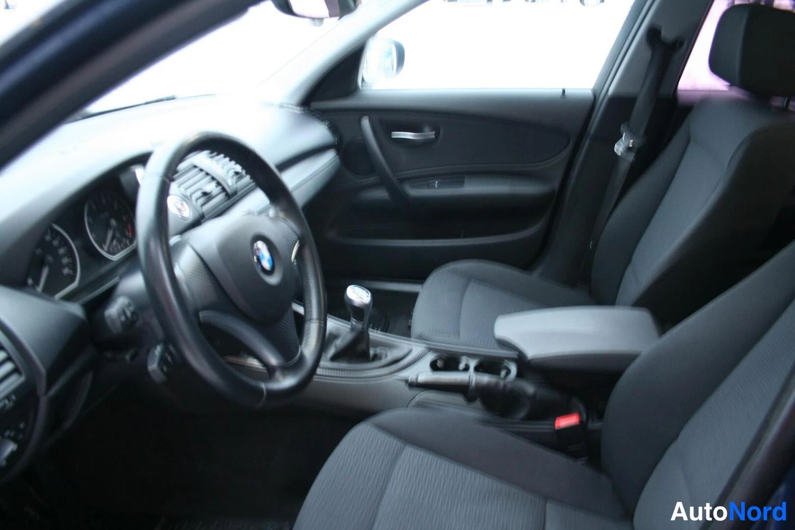 Sininen BMW 116i 2011, ohjaamo, kuva 15
