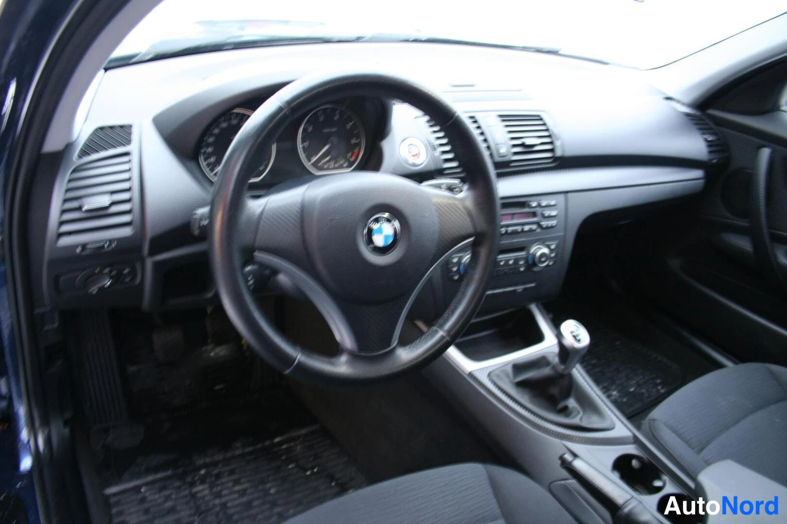 Sininen BMW 116i 2011, ohjaamo, kuva 18