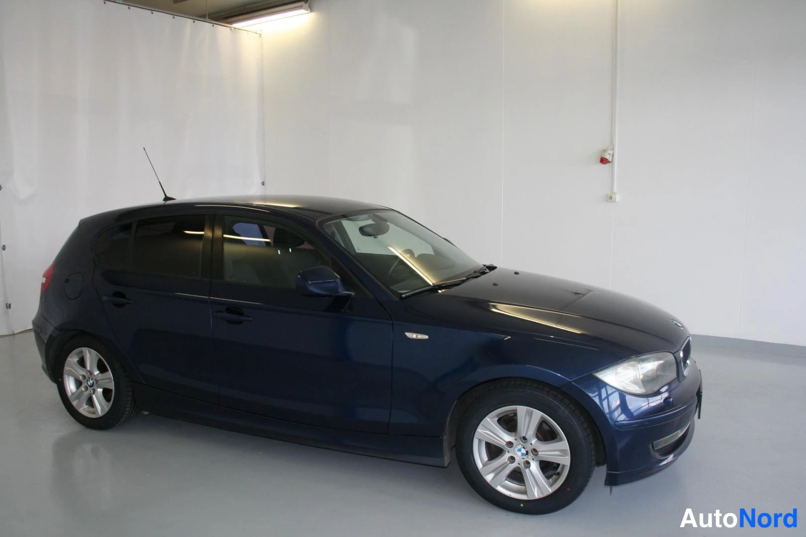 Sininen BMW 116i 2011, etuviisto, keula oikealle, kuva 4