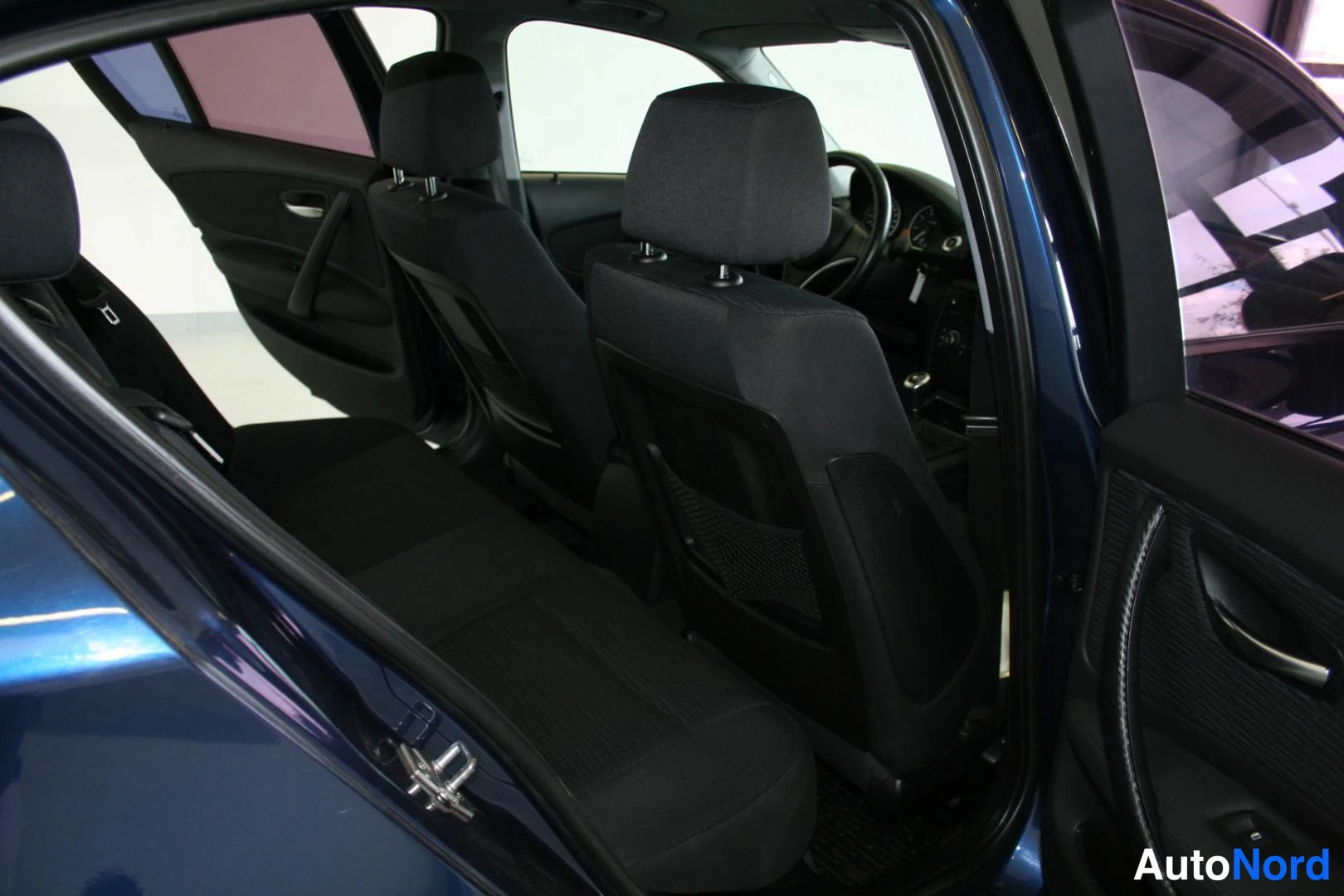 Sininen BMW 116i 2011, takaistuimet, kuva 23