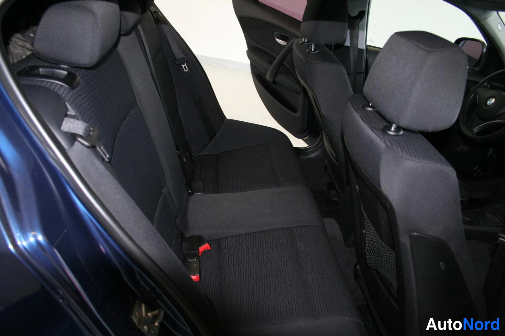 Sininen BMW 116i 2011, takaistuimet, kuva 24
