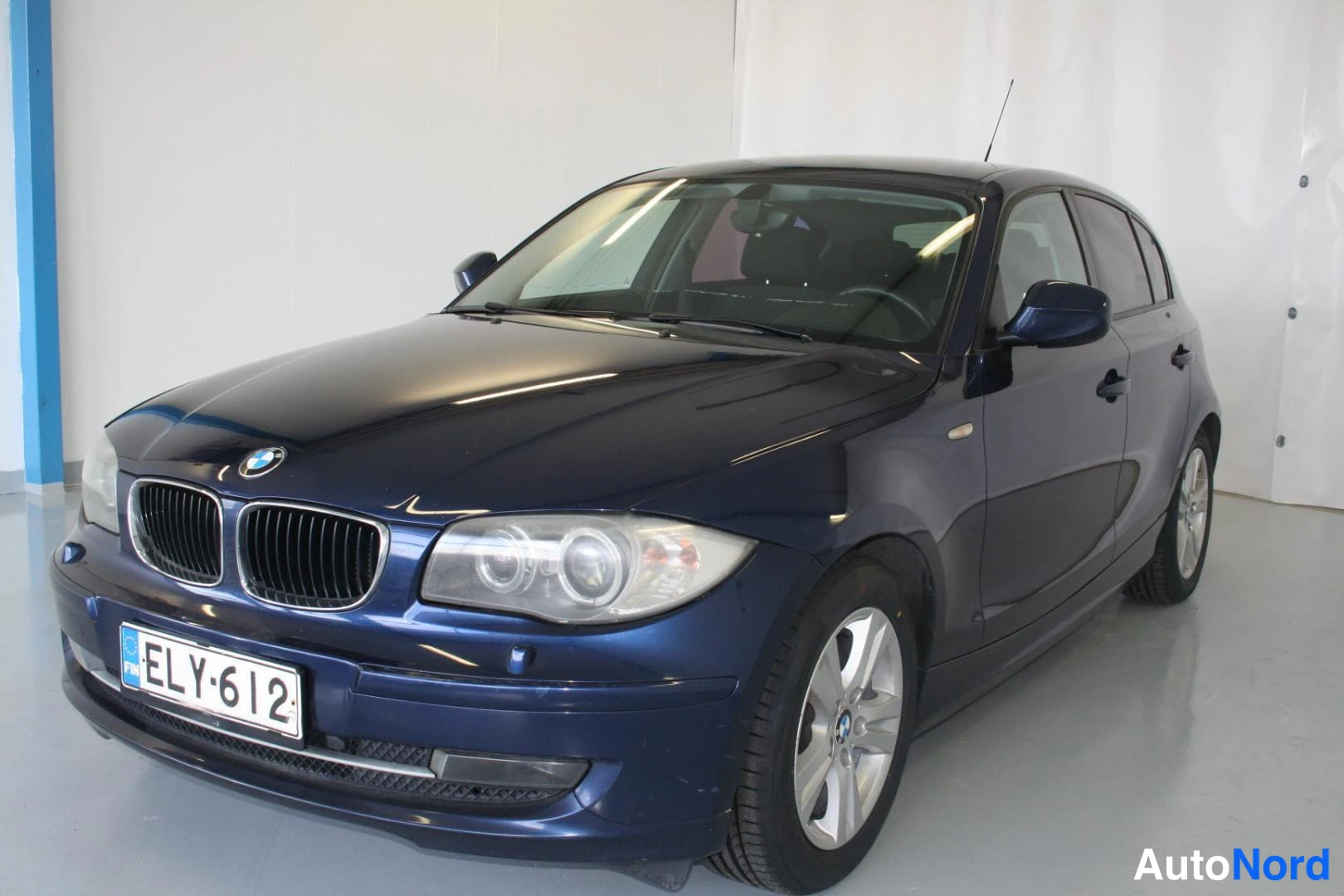 Sininen BMW 116i 2011, etuviisto, keula vasemmalle, kuva 2