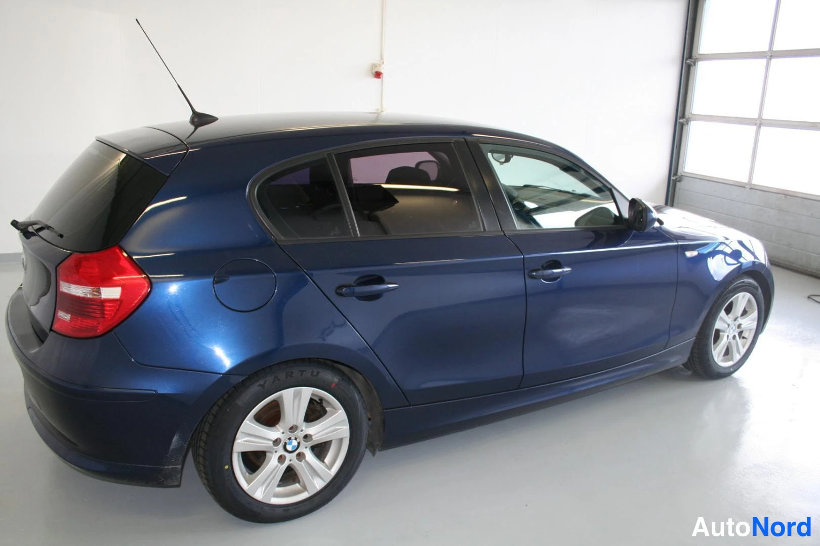 Sininen BMW 116i 2011, takaviisto, kuva 7