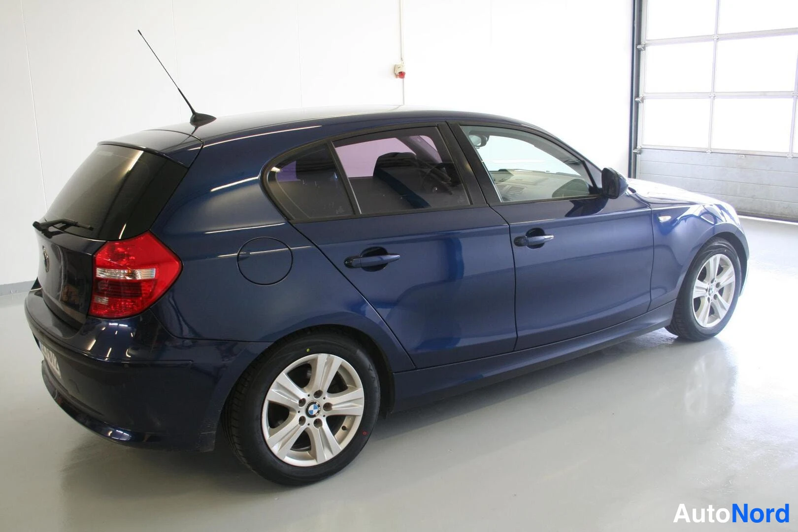 Sininen BMW 116i 2011, takaviisto, kuva 8
