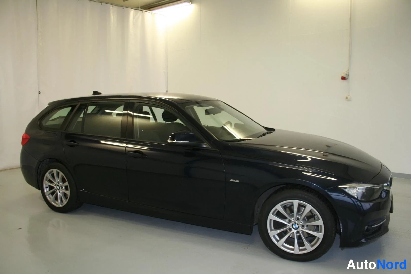 Sininen BMW 318d 2016, etuviisto, keula oikealle, kuva 2