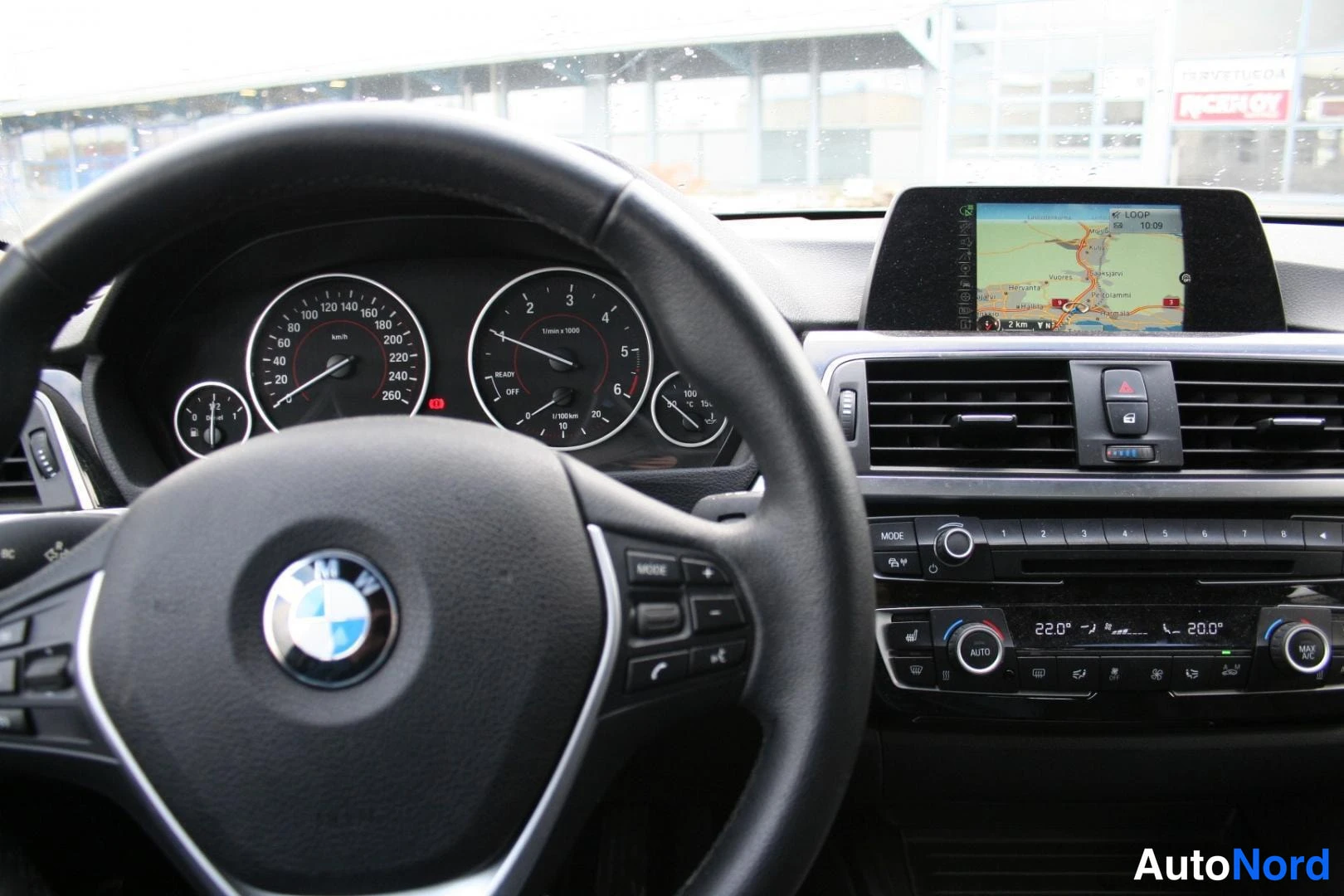 Sininen BMW 318d 2016, yksityiskohta, kuva 18