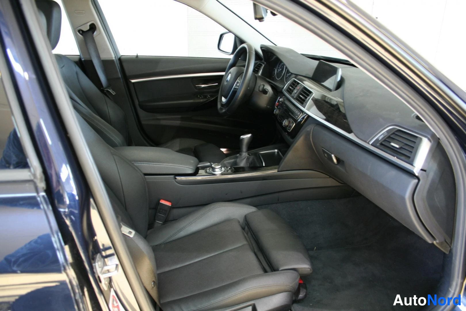 Sininen BMW 318d 2016, etuistuimet, kuva 13