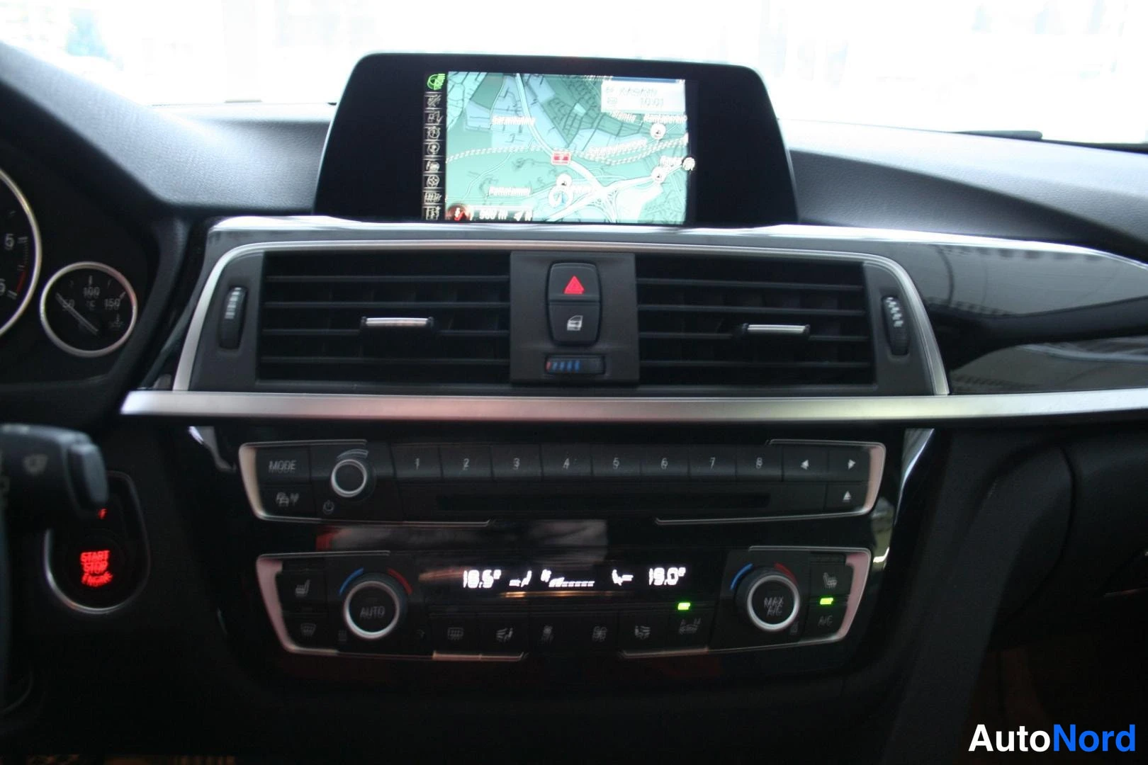 Sininen BMW 318d 2016, ohjaamo, kuva 11
