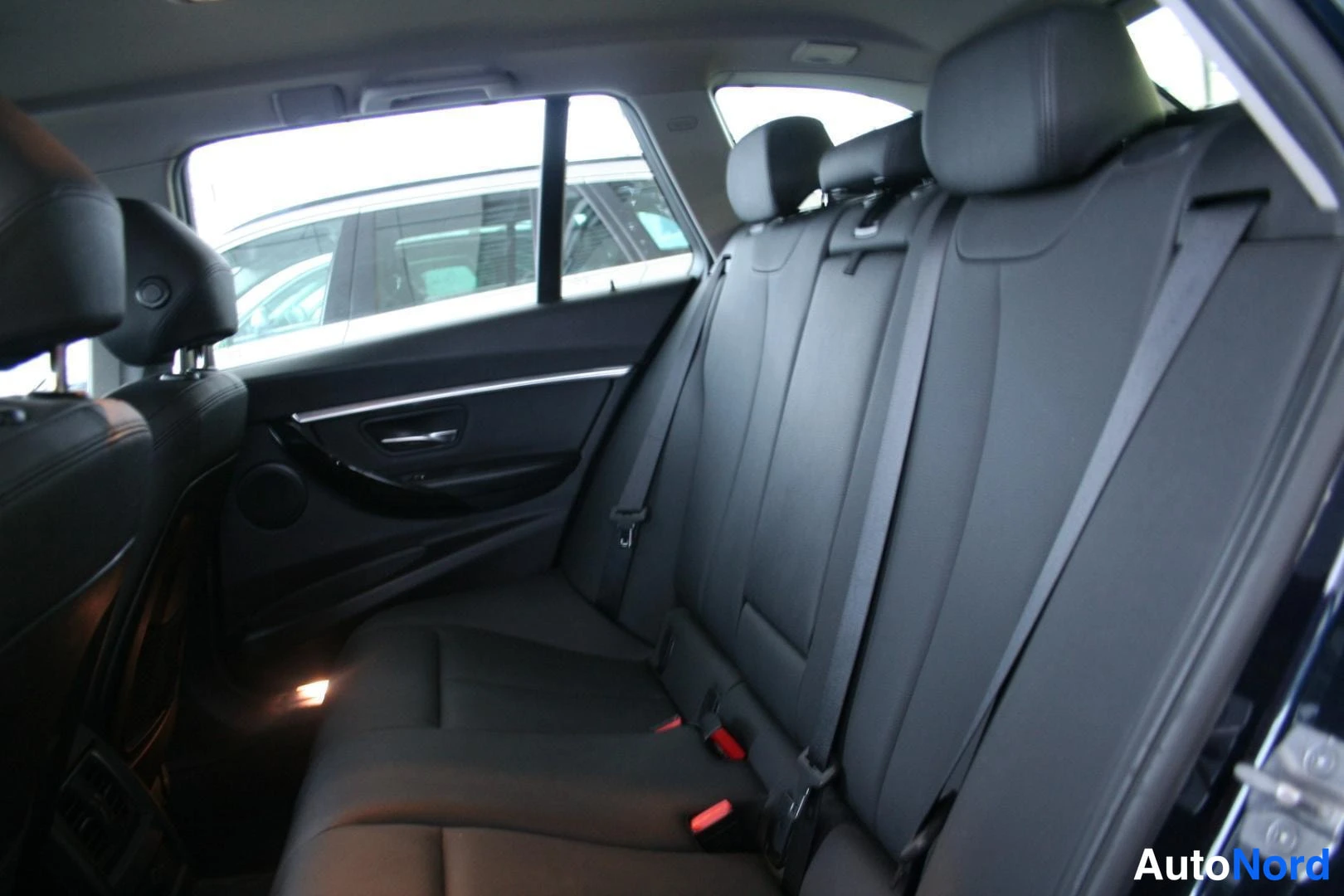 Sininen BMW 318d 2016, takaistuimet, kuva 14