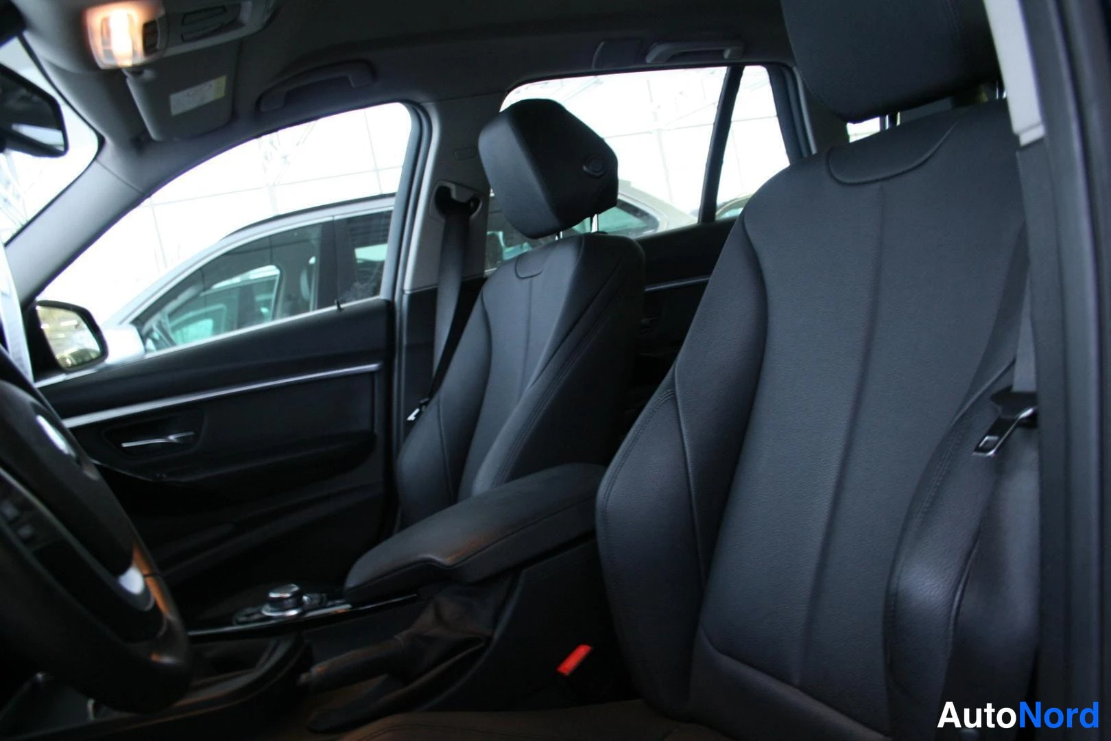 Sininen BMW 318d 2016, ohjaamo, kuva 12