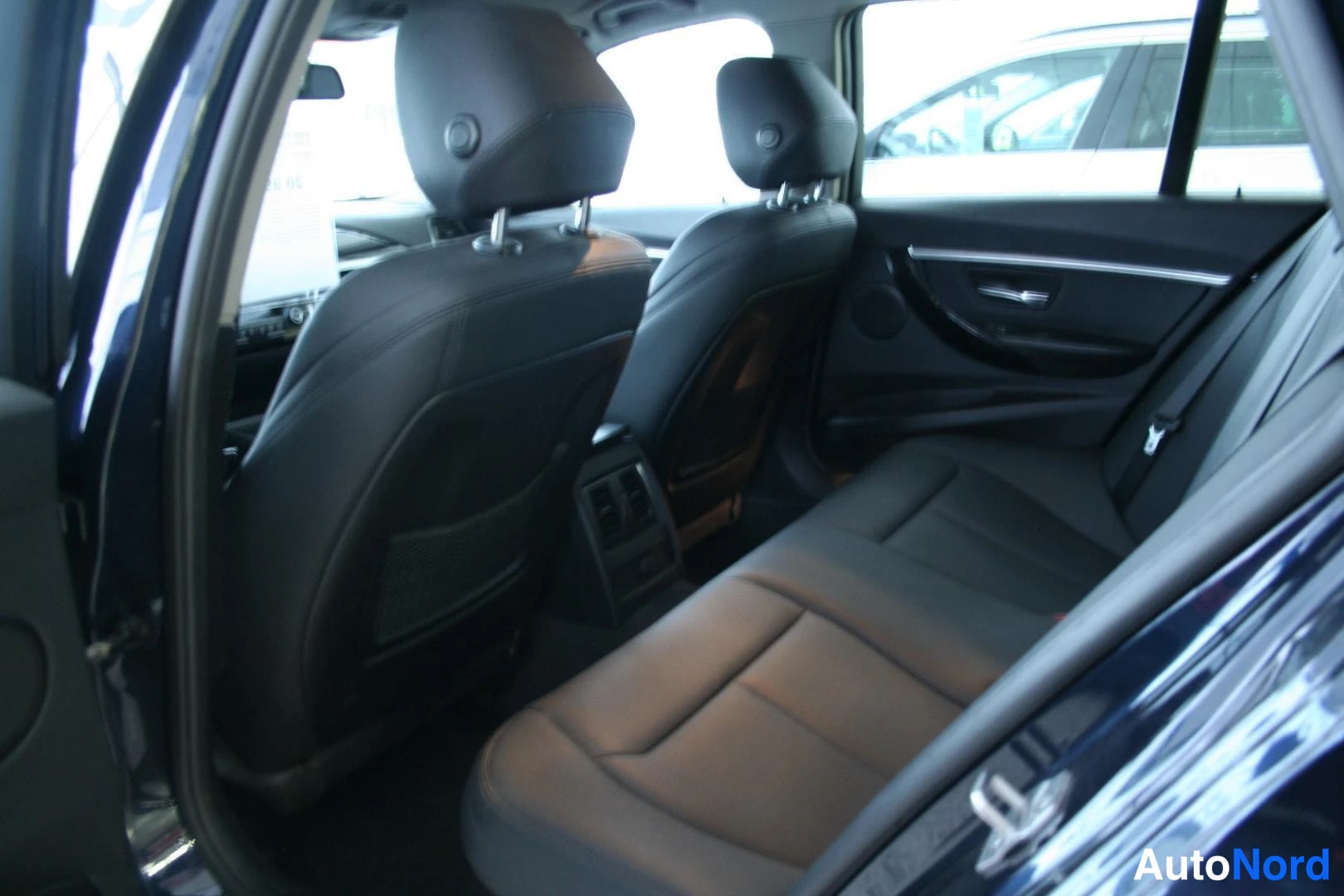 Sininen BMW 318d 2016, takaistuimet, kuva 16