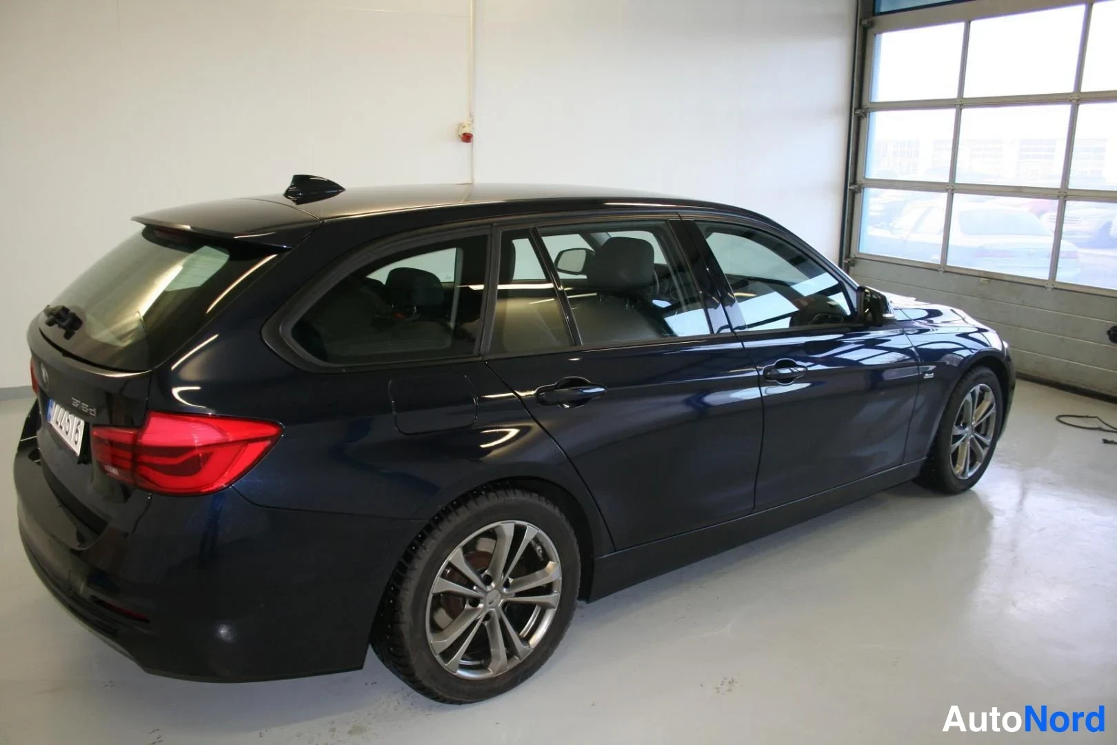 Sininen BMW 318d 2016, takaviisto, kuva 4