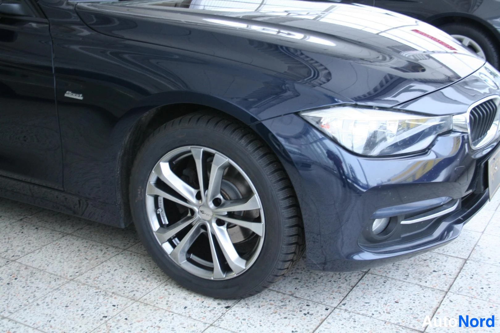 Sininen BMW 318d 2016, etuviisto, keula oikealle, kuva 3