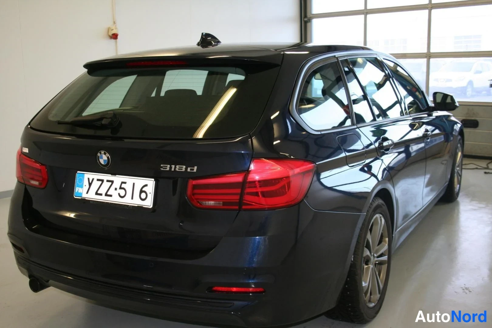 Sininen BMW 318d 2016, takaviisto, kuva 6