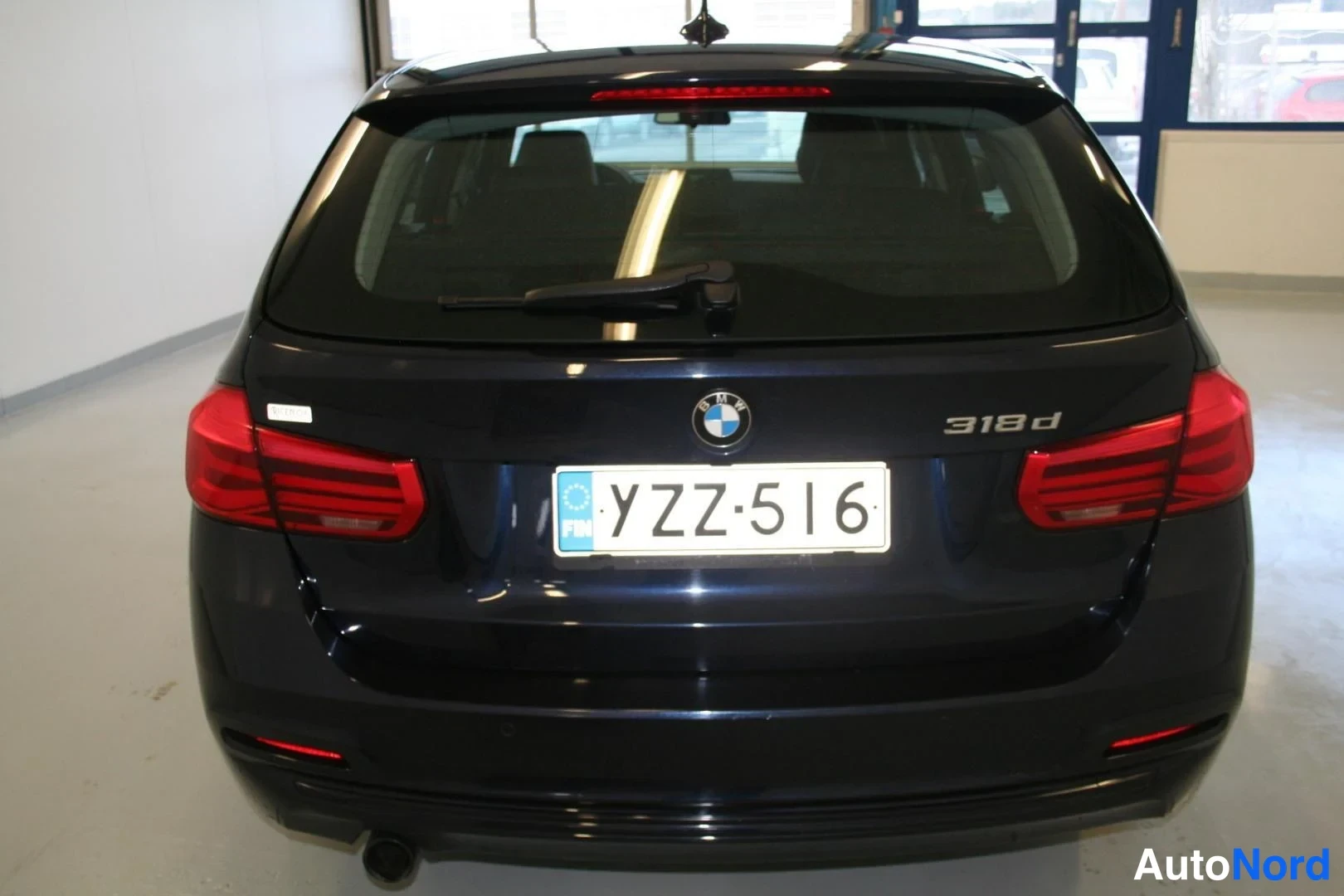 Sininen BMW 318d 2016, takaa, kuva 9