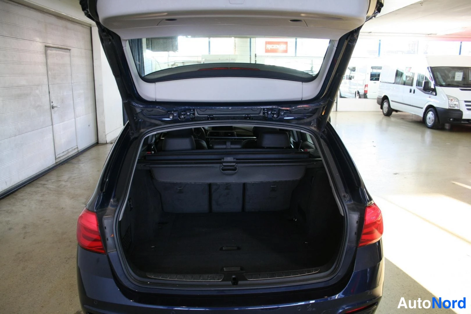 Sininen BMW 318d 2016, tavaratila, kuva 17