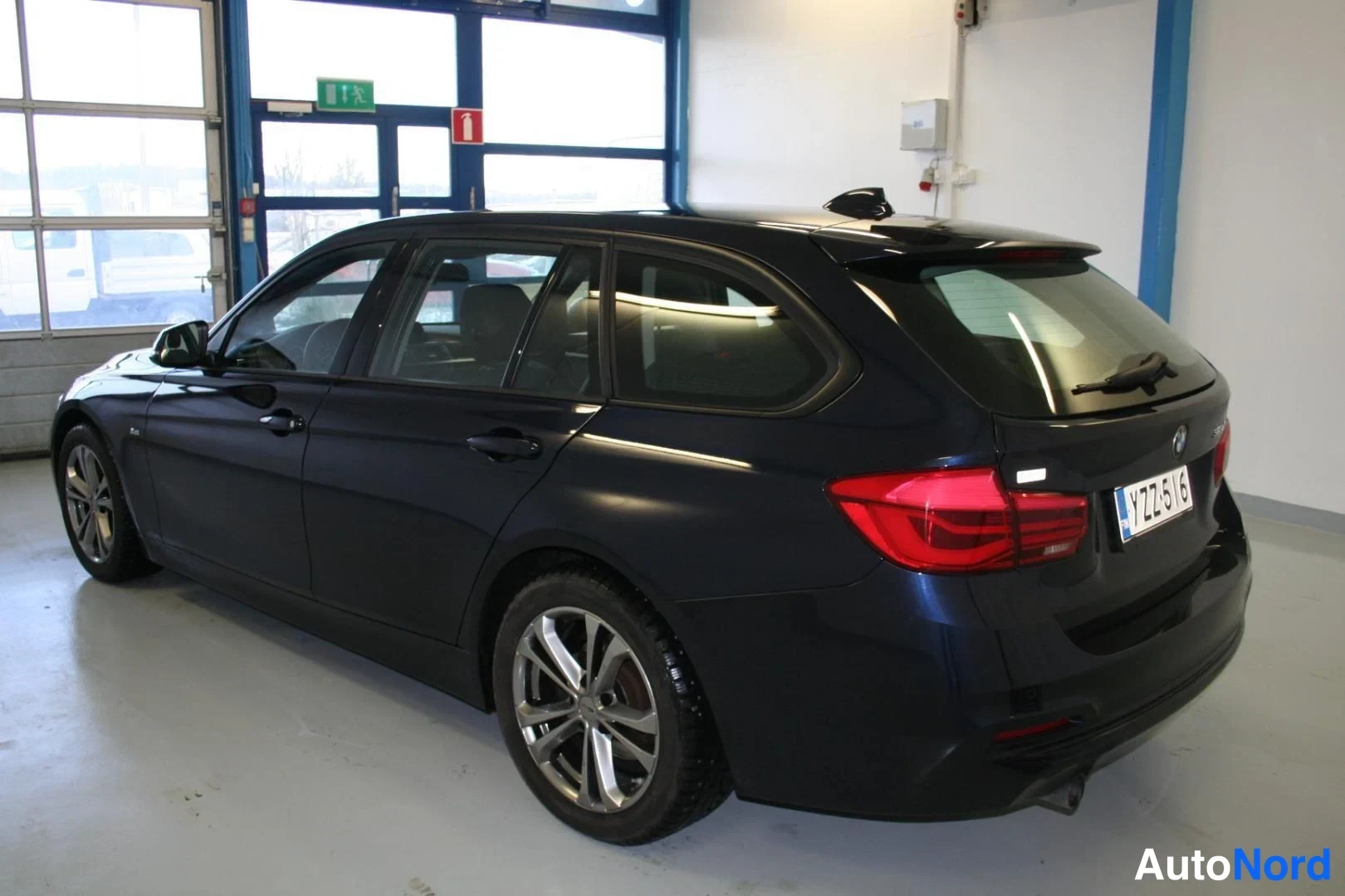 Sininen BMW 318d 2016, takaviisto, kuva 7
