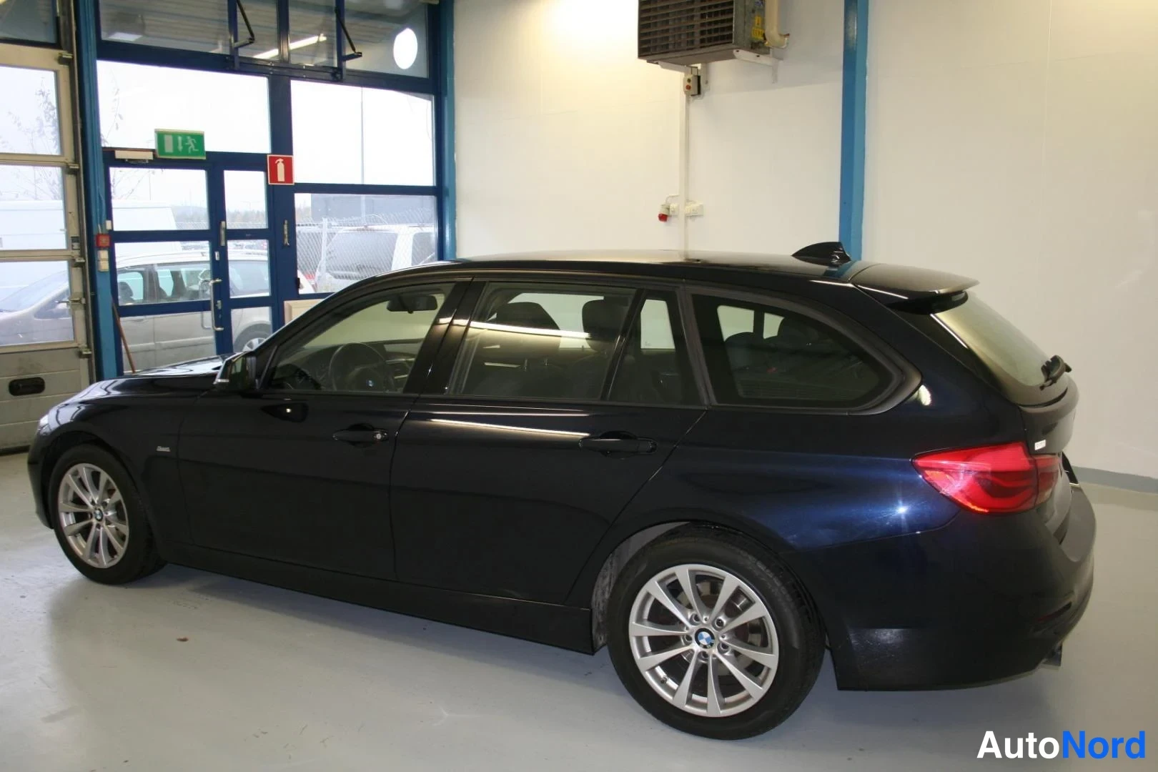 Sininen BMW 318d 2016, takaviisto, kuva 8