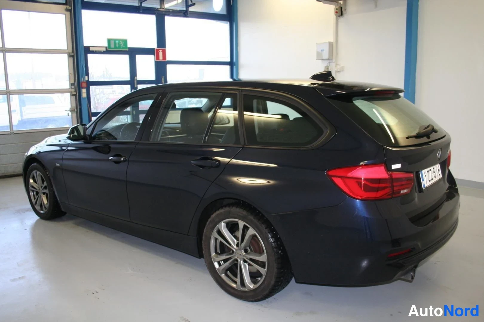 Sininen BMW 318d 2016, takaviisto, kuva 5