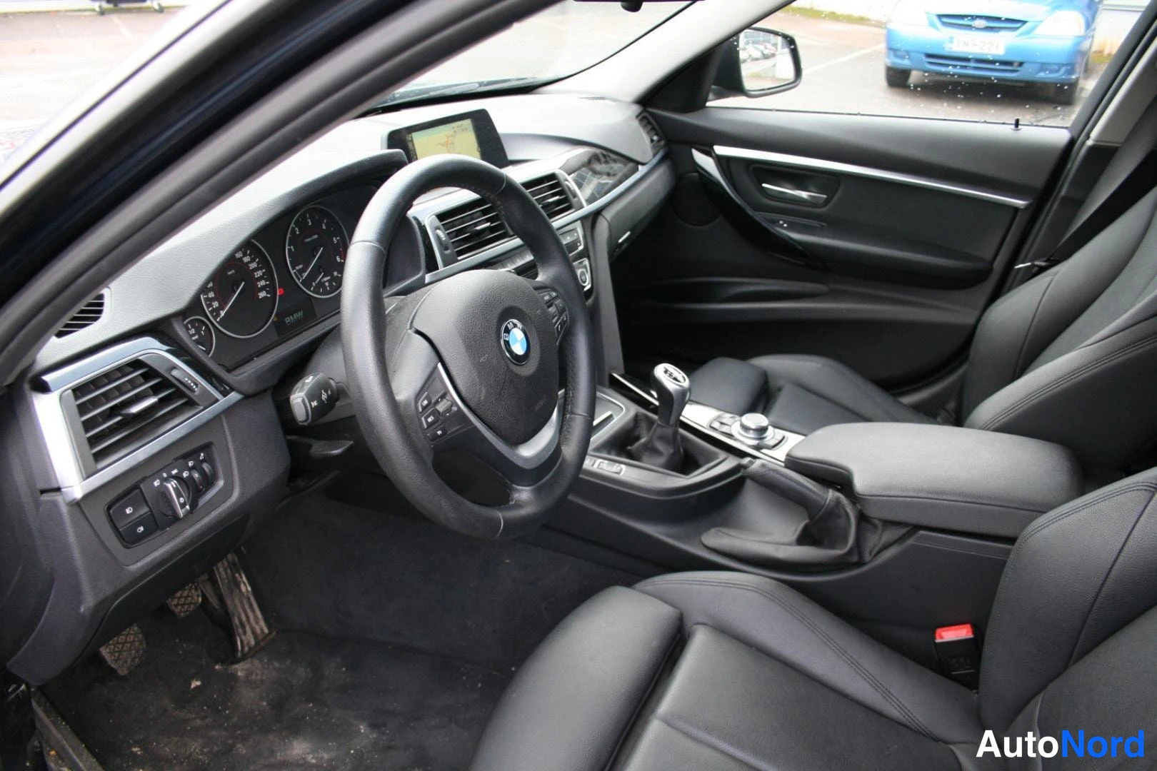 Sininen BMW 318d 2016, ohjaamo, kuva 10