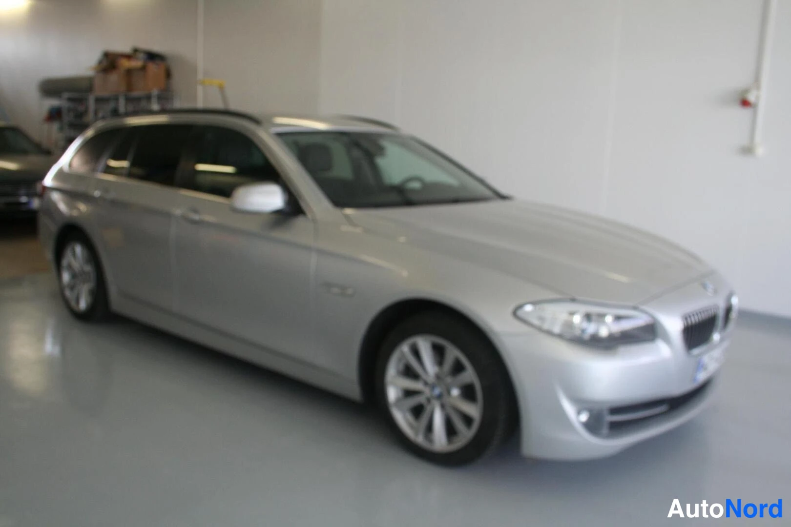 Harmaa BMW 520d 2013, etuviisto, keula oikealle, kuva 2