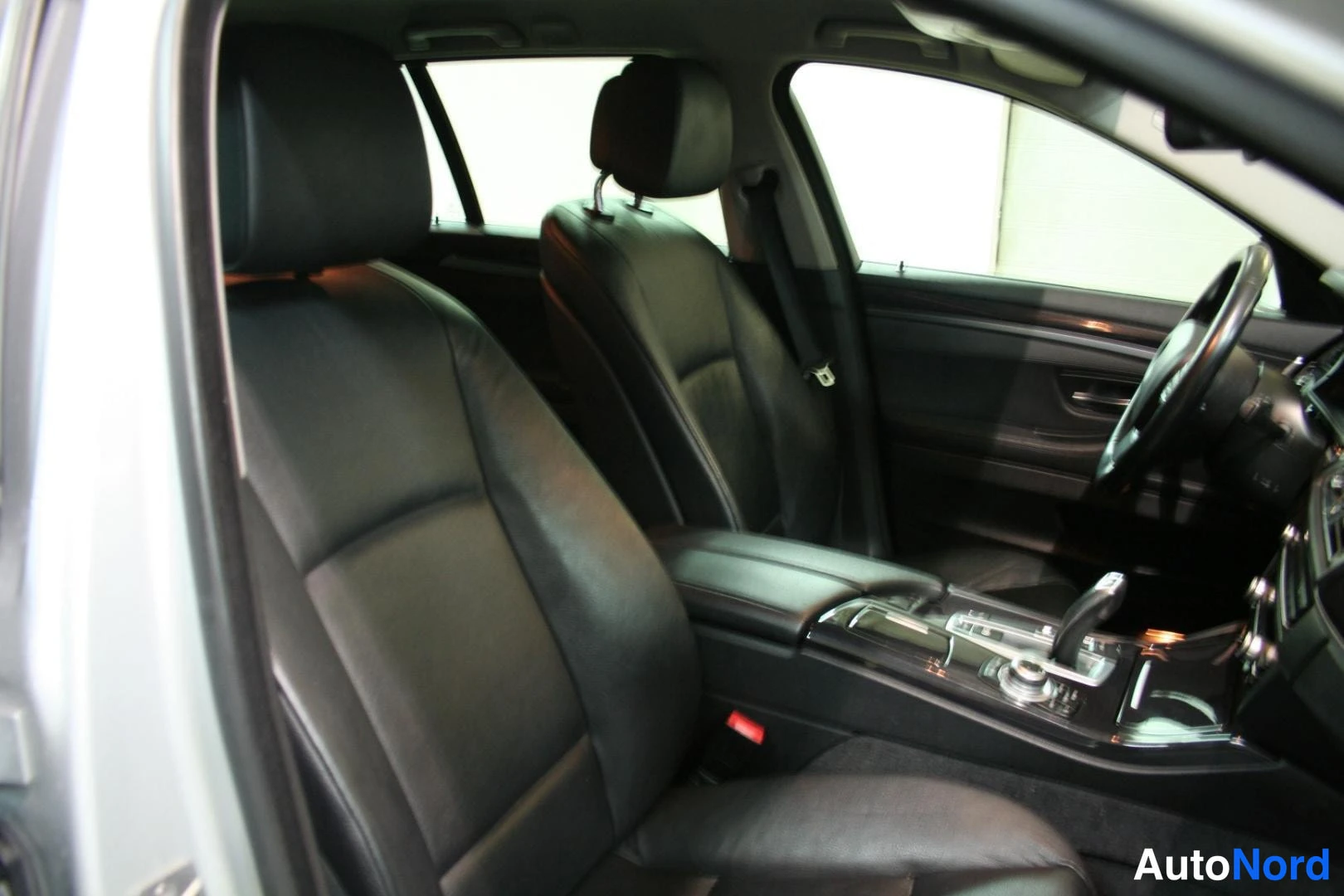 Harmaa BMW 520d 2013, etuistuimet, kuva 9