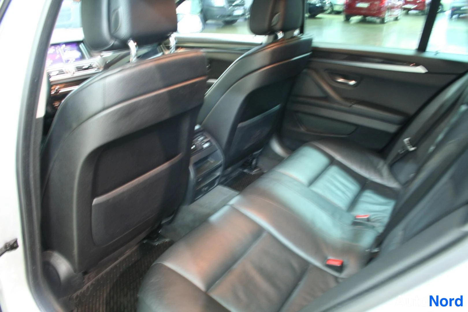 Harmaa BMW 520d 2013, takaistuimet, kuva 10