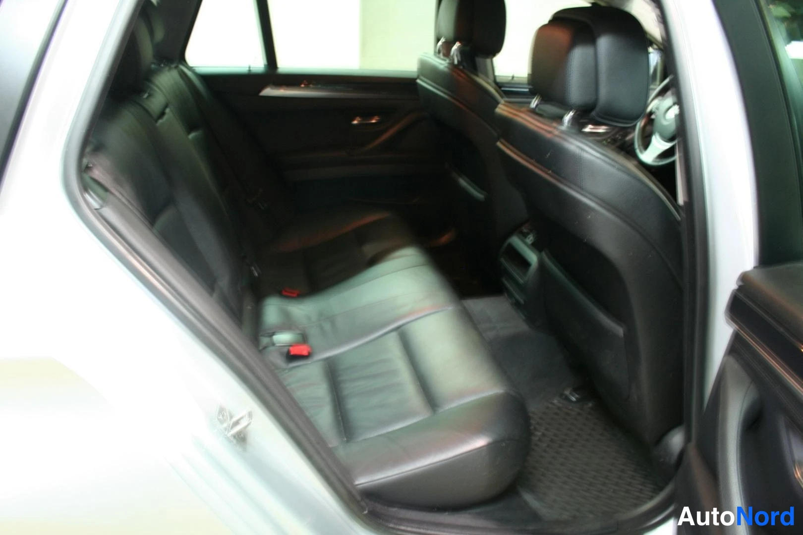 Harmaa BMW 520d 2013, takaistuimet, kuva 11