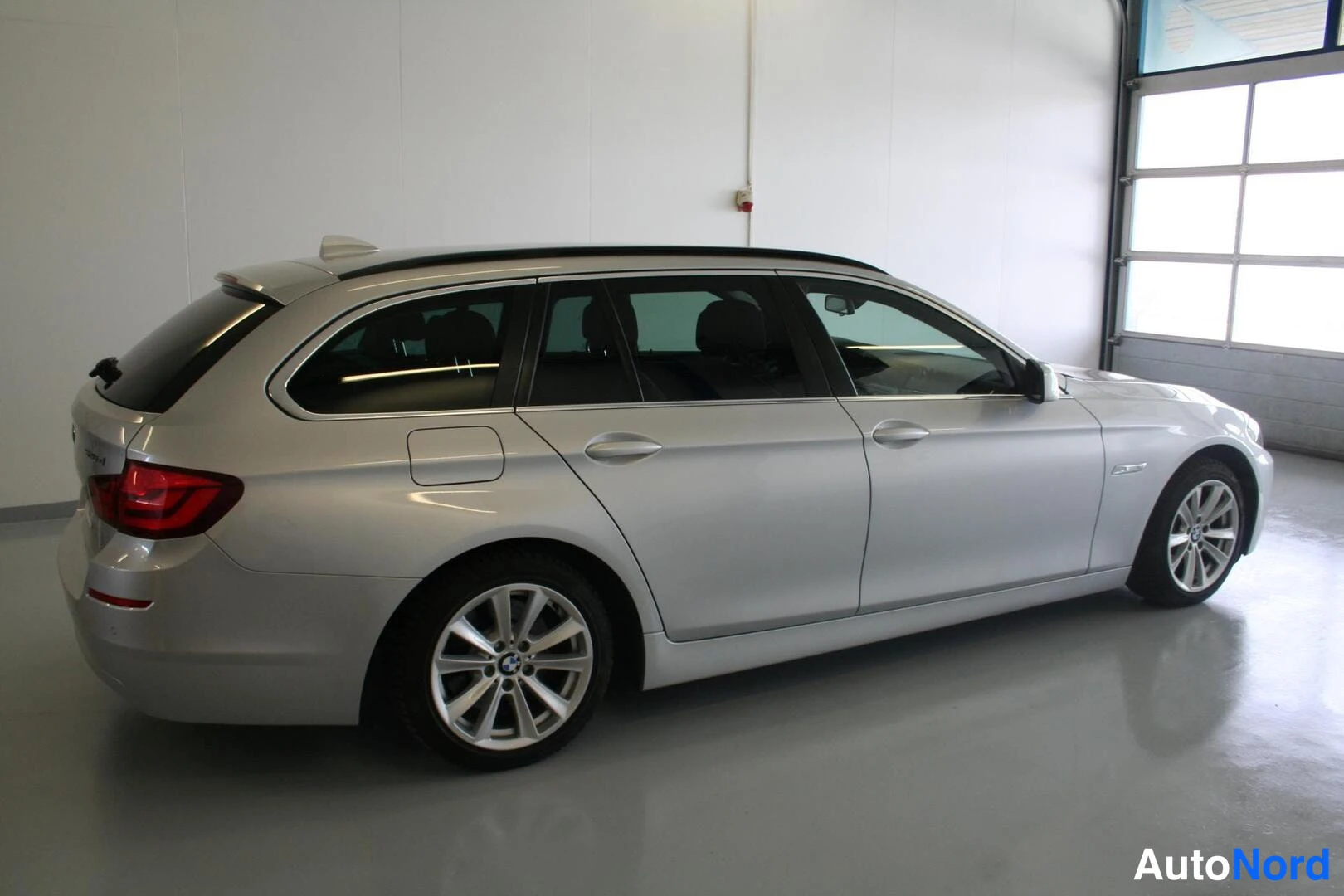 Harmaa BMW 520d 2013, takaviisto, kuva 3