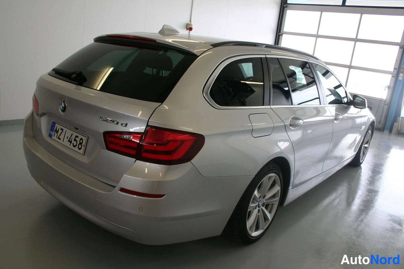 Harmaa BMW 520d 2013, takaviisto, kuva 5