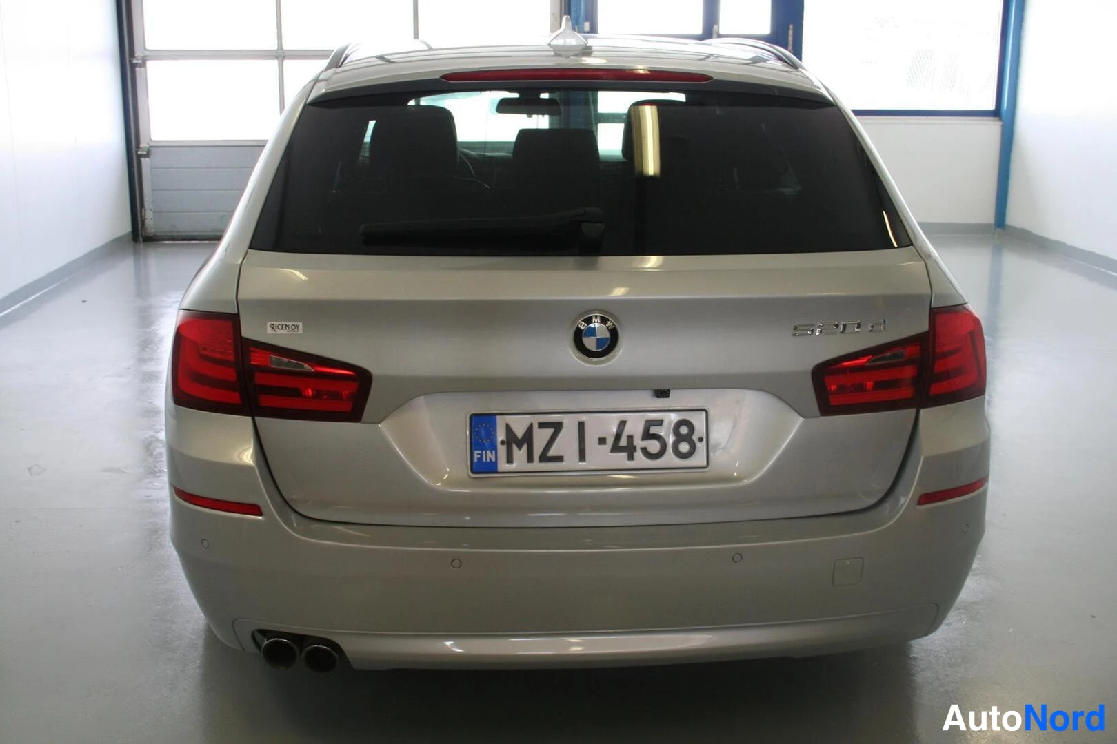 Harmaa BMW 520d 2013, takaa, kuva 6