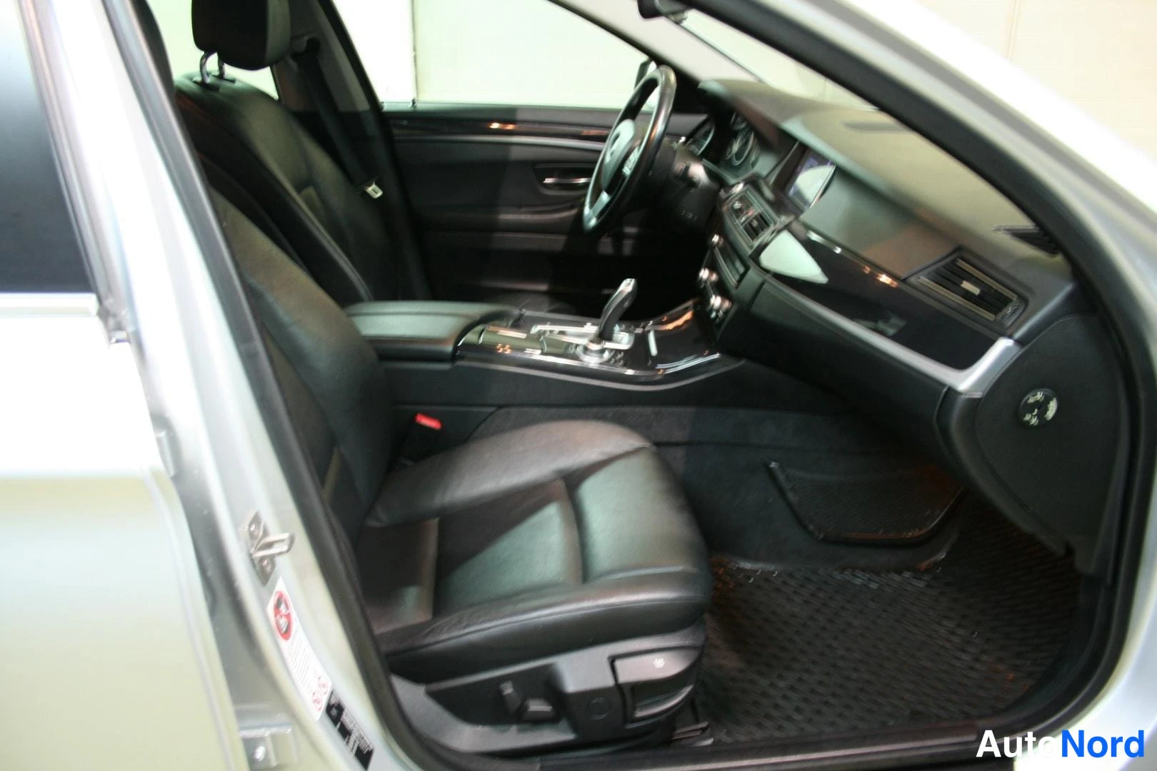 Harmaa BMW 520d 2013, etuistuimet, kuva 8