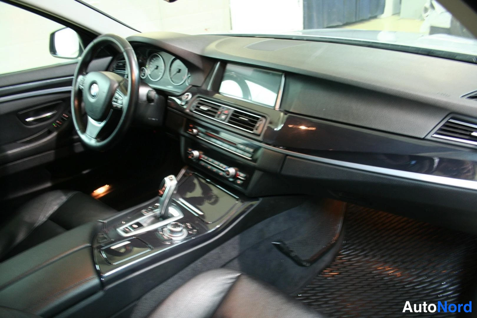 Harmaa BMW 520d 2013, ohjaamo, kuva 7