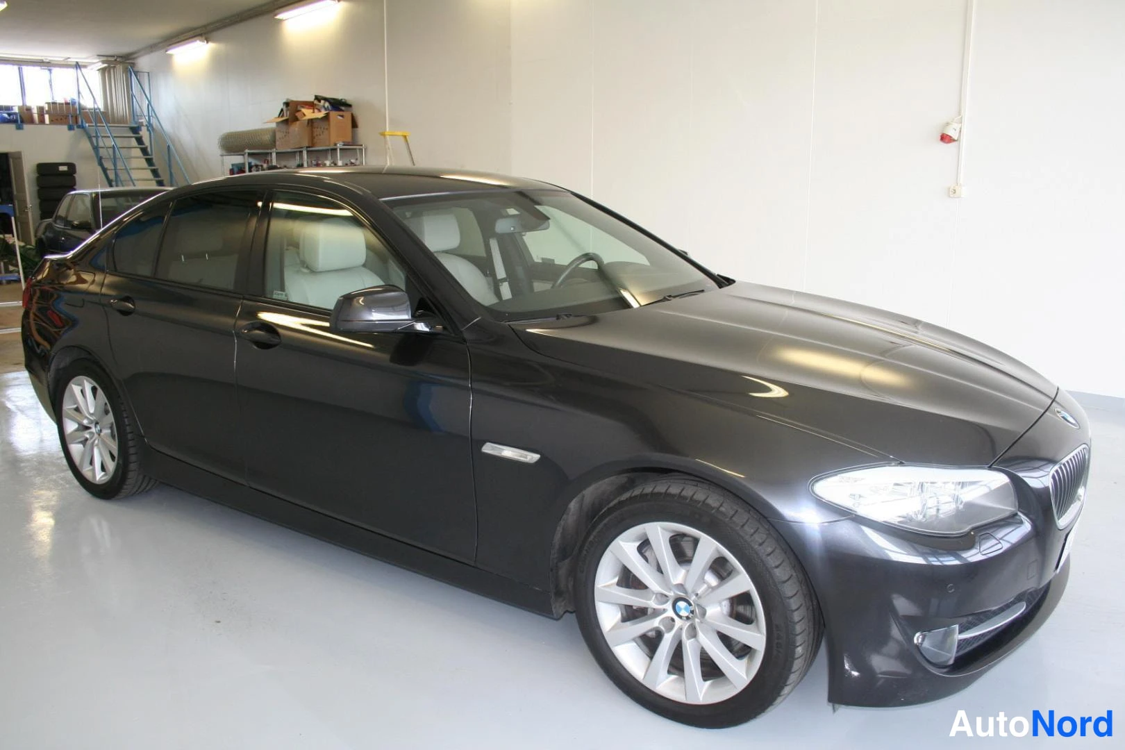 Harmaa BMW 525d xDrive 2013, etuviisto, keula oikealle, kuva 3