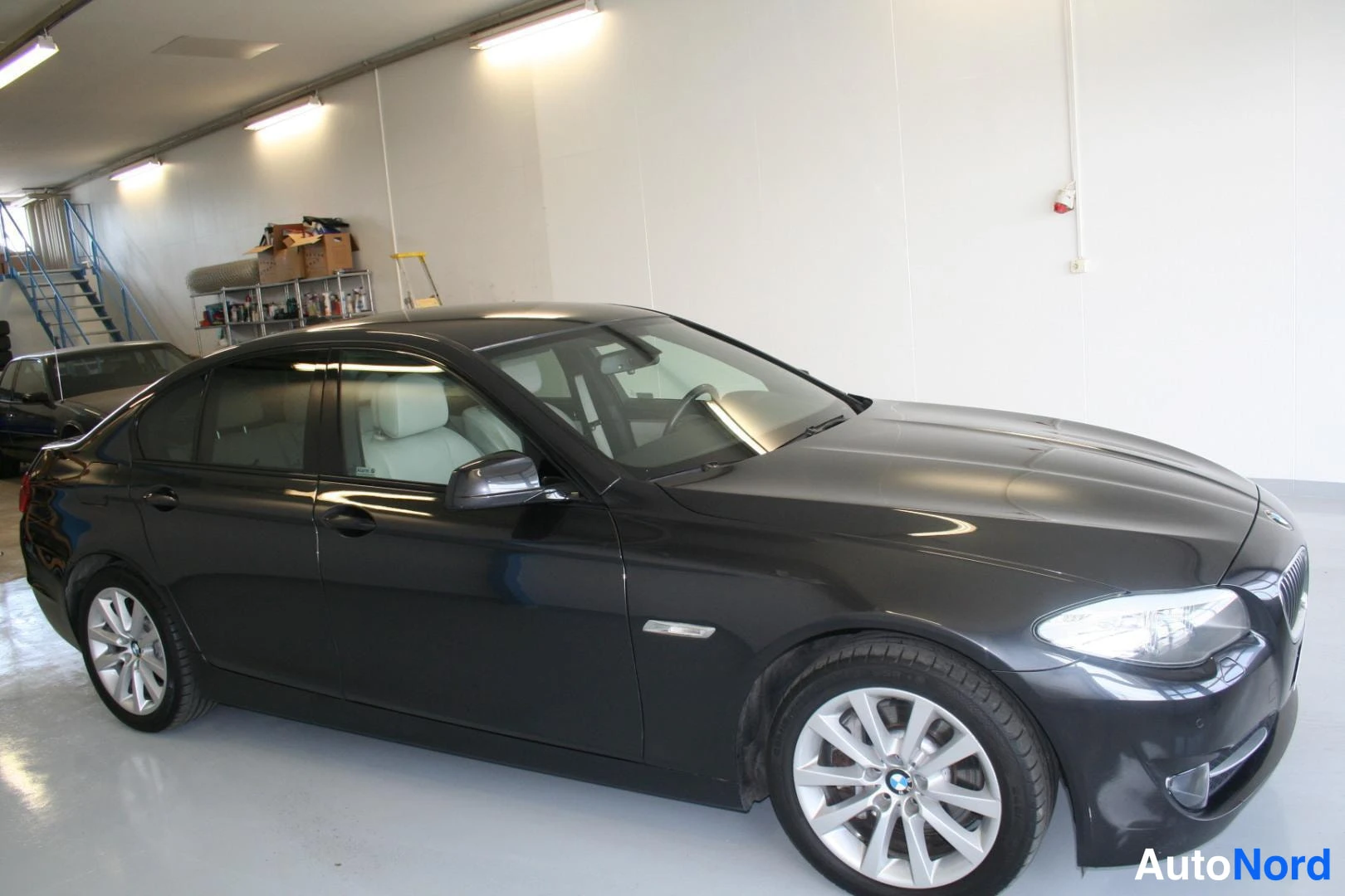 Harmaa BMW 525d xDrive 2013, etuviisto, keula oikealle, kuva 4