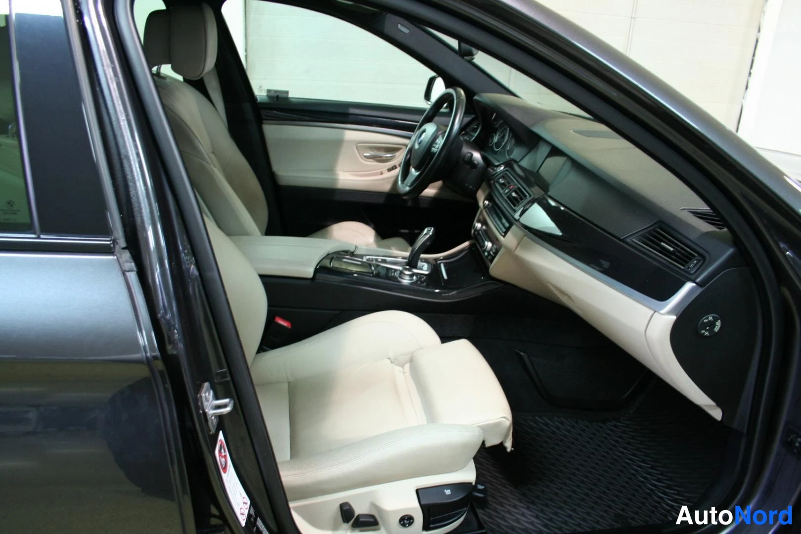 Harmaa BMW 525d xDrive 2013, etuistuimet, kuva 11