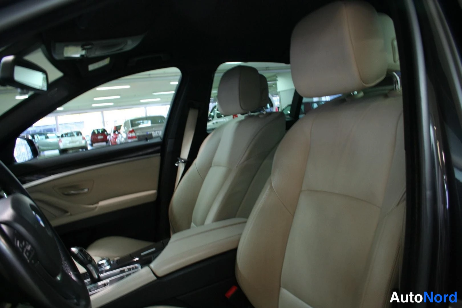 Harmaa BMW 525d xDrive 2013, etuistuimet, kuva 12