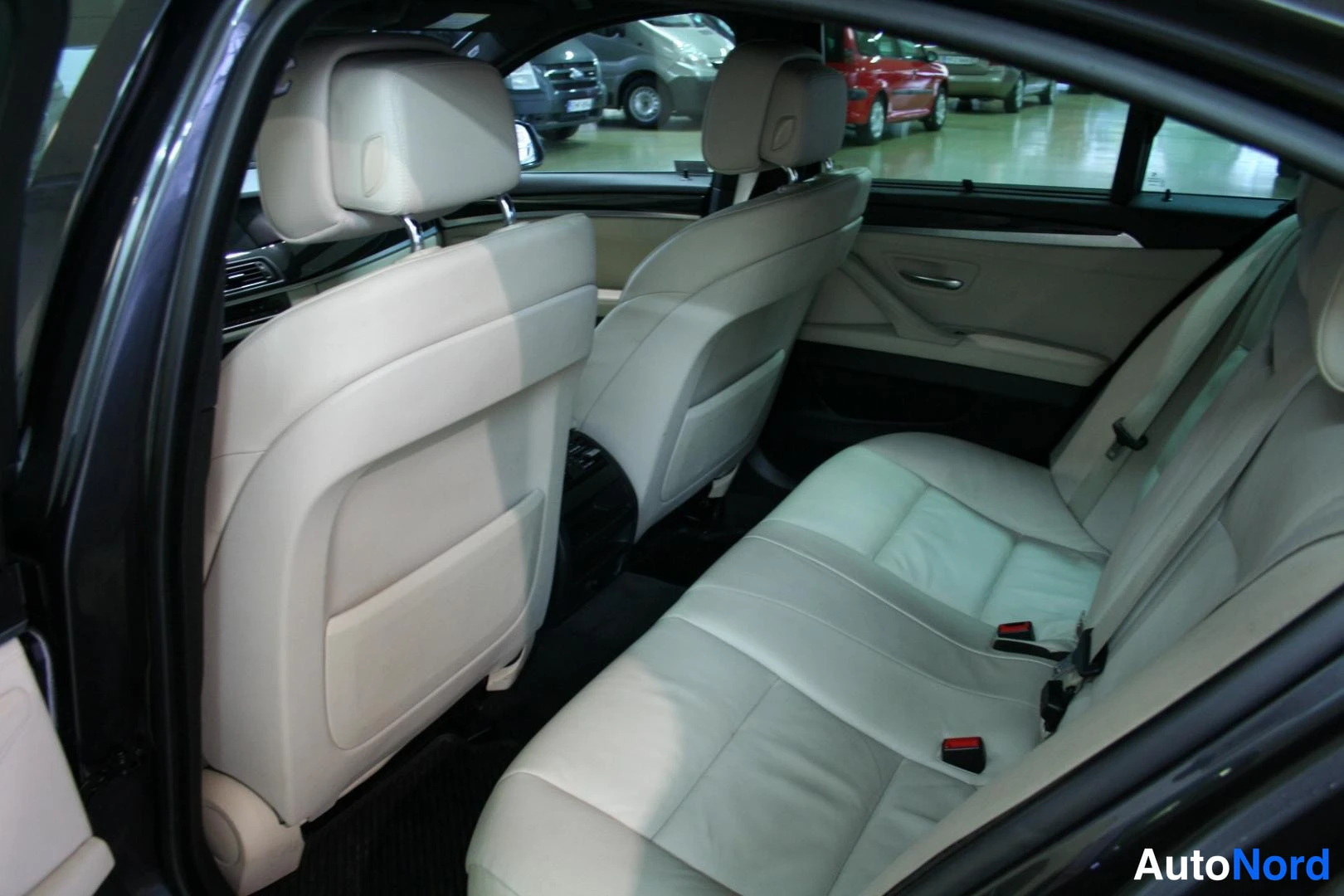 Harmaa BMW 525d xDrive 2013, takaistuimet, kuva 13