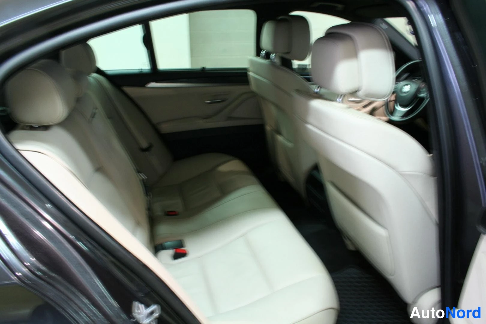 Harmaa BMW 525d xDrive 2013, takaistuimet, kuva 14