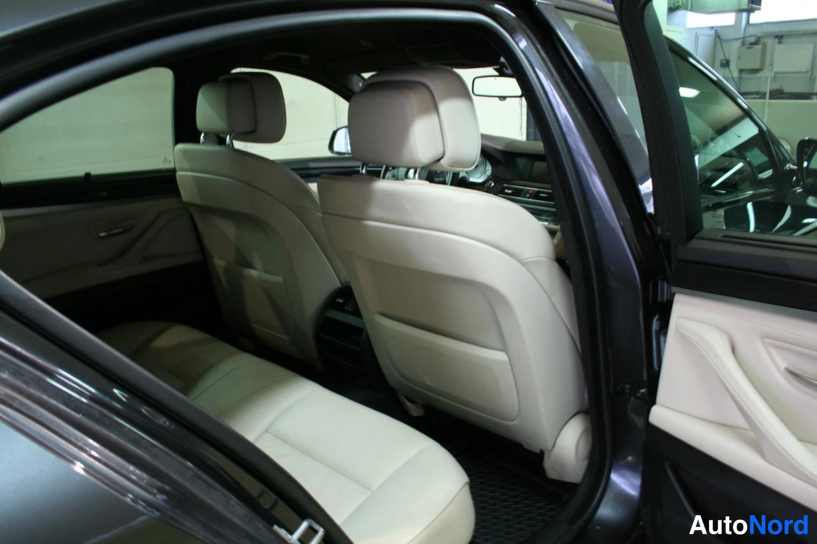 Harmaa BMW 525d xDrive 2013, takaistuimet, kuva 15