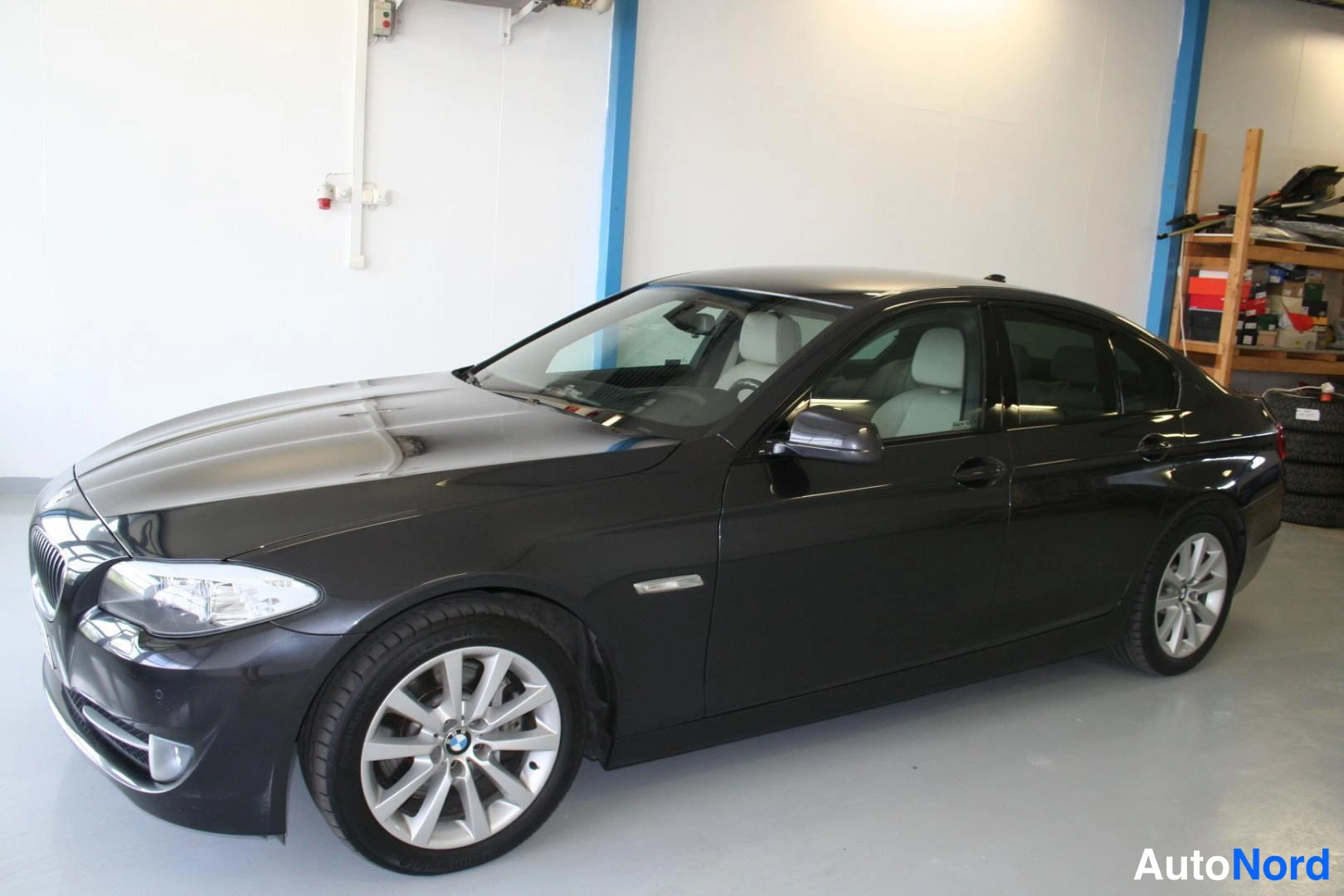 Harmaa BMW 525d xDrive 2013, etuviisto, keula vasemmalle, kuva 2