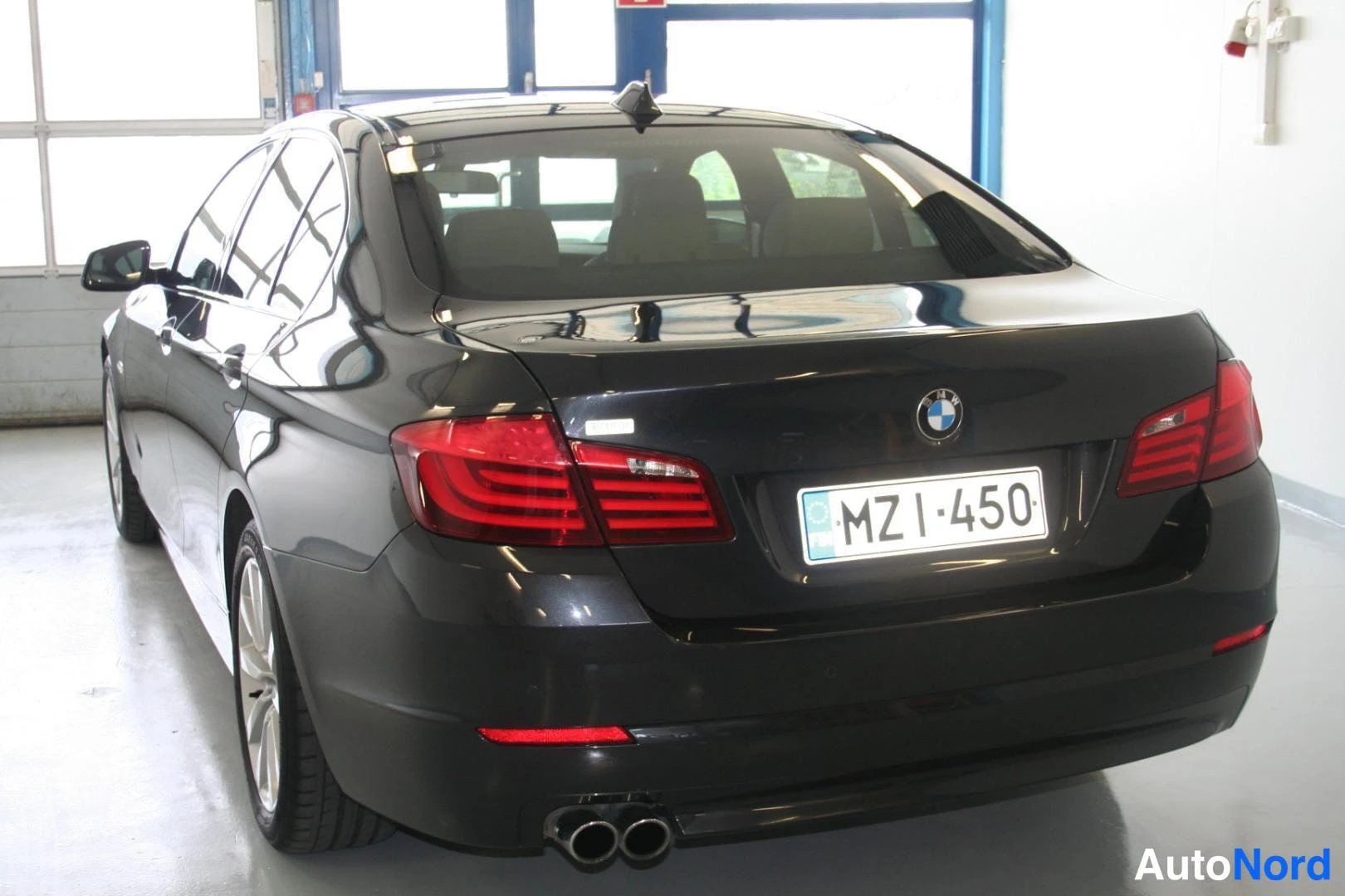Harmaa BMW 525d xDrive 2013, takaviisto, kuva 6