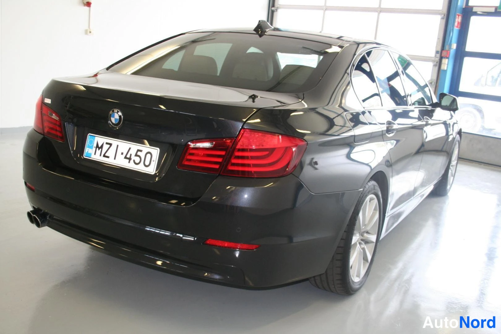 Harmaa BMW 525d xDrive 2013, takaviisto, kuva 7