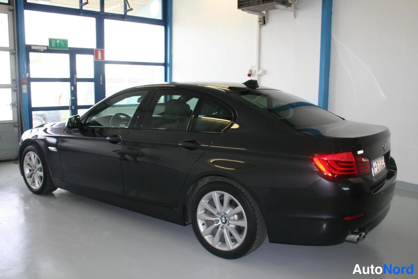Harmaa BMW 525d xDrive 2013, takaviisto, kuva 5